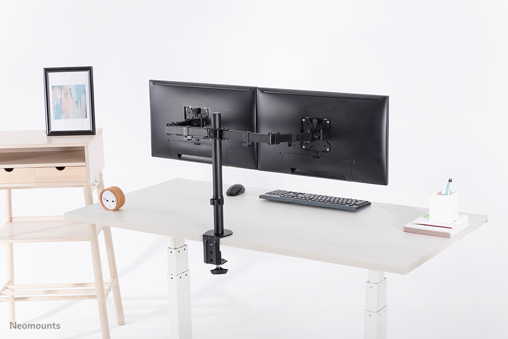 FPMA-D550DBLACK is een bureausteun voor 2 flat screens t/m 32 inch - Zwart