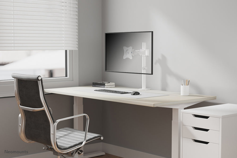 NM-D135WHITE is een bureausteun met 3 draaipunten voor flat screens t/m 30 inch (76 cm).
